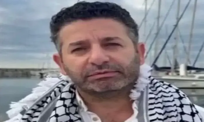 FOTOGRAFÍA. BARCELONA) CATALUÑA (ESPAÑA), ABRIL 2026. Traslado a Israel el terrorista español Saif Abu Keshek capturado en la Flotilla. En la imagen, el terrorista español Saif Abu Keshek, miembro de la llamada "Conferencia Popular para los Palestinos en el Extranjero (PPAC)", una entidad islamista sancionada por la Oficina de Control de Activos Extranjeros (OFAC) del Departamento del Estado de los Estados Unidos de América (EEUU) que fue designada como "Organización Terrorista Global" en enero "por operar a instancias" del grupo terrorista islamista proxy de la República Islámica de Irán en el Oriente Medio, Hamás, durante los preparativos sobre la salida de la Global Sumud Flotilla (Flotimma Global Sumud) desde el Puerto de Barcelona. Ministerio de Asuntos Exteriores de Israel/Lasvocesdelpueblo (Ñ Pueblo)