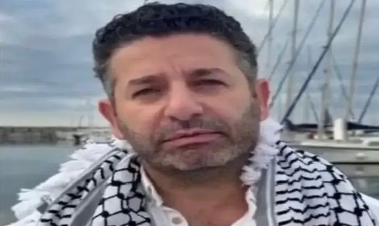FOTOGRAFÍA. BARCELONA) CATALUÑA (ESPAÑA), ABRIL 2026. Traslado a Israel el terrorista español Saif Abu Keshek capturado en la Flotilla. En la imagen, el terrorista español Saif Abu Keshek, miembro de la llamada "Conferencia Popular para los Palestinos en el Extranjero (PPAC)", una entidad islamista sancionada por la Oficina de Control de Activos Extranjeros (OFAC) del Departamento del Estado de los Estados Unidos de América (EEUU) que fue designada como "Organización Terrorista Global" en enero "por operar a instancias" del grupo terrorista islamista proxy de la República Islámica de Irán en el Oriente Medio, Hamás, durante los preparativos sobre la salida de la Global Sumud Flotilla (Flotimma Global Sumud) desde el Puerto de Barcelona. Ministerio de Asuntos Exteriores de Israel/Lasvocesdelpueblo (Ñ Pueblo)