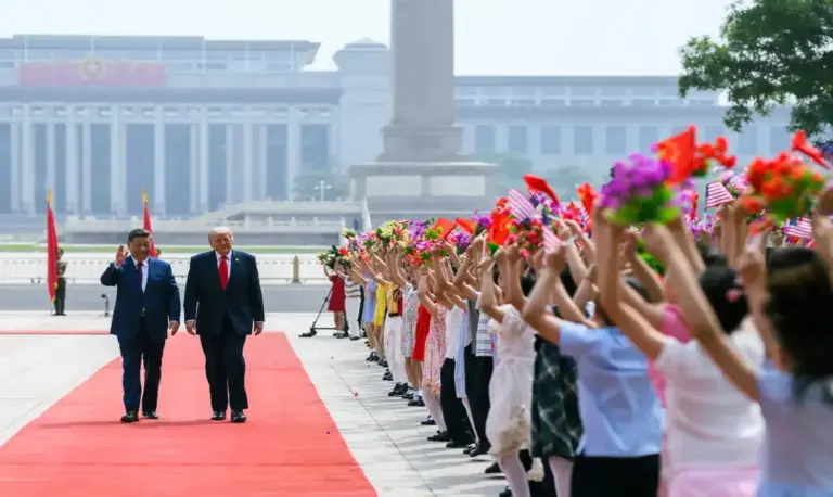 FOTOGRAFÍA. PEKÍN (CHINA), 07 DE MAYO DE 2026. Consenso Trump y Xi sobre estabilidad y confianza de empresas y consumidores. El presidente de los Estados Unidos de América (EEUU), Donald John Trump, participa en una ceremonia de bienvenida y una reunión bilateral con el presidente de la República Popular China, Xi Jinping, en Pekín (China). Casa Blanca/Lasvocesdelpueblo (Ñ Pueblo)