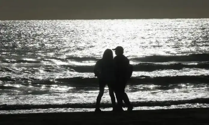 FOTOGRAFÍA. VALENCIA (COMUNIDAD VALENCIANA) ESPAÑA, 29 DE MAYO DE 2026. UPF: Mujeres más jóvenes que sus maridos disfrutan del matrimonio sin violencia. Detalle de una pareja paseando por la playa de la Malvarrosa, Valencia, en España. Efe