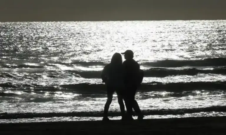 FOTOGRAFÍA. VALENCIA (COMUNIDAD VALENCIANA) ESPAÑA, 29 DE MAYO DE 2026. UPF: Mujeres más jóvenes que sus maridos disfrutan del matrimonio sin violencia. Detalle de una pareja paseando por la playa de la Malvarrosa, Valencia, en España. Efe