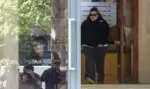 FOTOGRAFÍA. MADRID (ESPAÑA), 19 DE MAYO DE 2026. Una de las hijas del expresidente del Gobierno José Luis Rodríguez Zapatero a su salida de la sede de su empresa tras el registro efectuado por la Unidad de Delincuencia Económica y Fiscal (UDEF) de la Policía Nacional. Efe