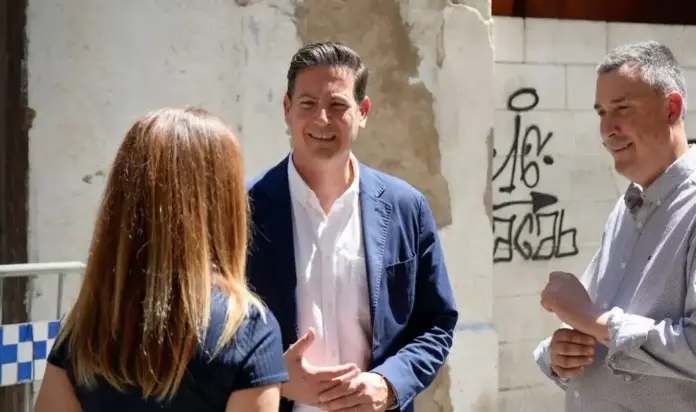 VOX, Ana Belén Rodríguez Ros, Sergio Macian, Reus, Macián acusa al PSC de abandonar a los vecinos honrados de Reus FOTOGRAFÍA. REUS (TARRAGONA) CATALUÑA (ESPAÑA), 25 DE MAYO DE 2026. Macián acusa al PSC de abandonar a los vecinos honrados de Reus. El presidente provincial y diputado de VOX Tarragona, Sergio Macián de Greef (c); registrado hoy en Reus junto al portavoz del Grupo municipal de VOX en el Ayuntamiento de Reus, ciudad de la provincia de Tarragona (Cataluña), Francisco Javier Vaquero Rodríguez (Javier Vaquero) (d); y a la portavoz del Grupo Municipal de VOX en el Ayuntamiento de Salou y miembro del Comité Ejecutivo Provincial de VOX en Tarragona, Ana Belén Rodríguez Ros (i). Lasvocesdelpueblo (Ñ Pueblo)