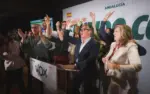 FOTOGRAFÍA. SEVILLA (ANDALUCÍA) ESPAÑA, 17 DE MAYO DE 2026. Abascal reclama al PP la prioridad nacional en Andalucía tras el éxito de VOX. El candidato de VOX a la Presidencia de la Junta de Andalucía, Manuel Gavira Florentino, festeja junto a los 15 de VOX al nuevo Parlamento de Andalucía desde el Hotel de noche electoral de VOX cuando el PP se ha quedado sin su mayoría absoluta y va a tener que pactar con VOX para poder gobernar. Un resultado de VOX sin precedentes que le mete en el Gobierno andaluz por primera vez. VOX ha logrado 15 diputados y más de 575.424 votos, aumentando además su respaldo en más de 71.000 votos respecto a los anteriores comicios de 2022. Lasvocesdelpueblo (Ñ Pueblo)