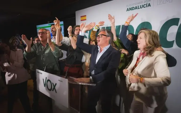 FOTOGRAFÍA. SEVILLA (ANDALUCÍA) ESPAÑA, 17 DE MAYO DE 2026. Gavira: Vox vuelve a ser decisivo en Andalucía y hablará de políticas y de prioridad nacional. Abascal reclama al PP la prioridad nacional en Andalucía tras el éxito de VOX. El candidato de VOX a la Presidencia de la Junta de Andalucía, Manuel Gavira Florentino, festeja junto a los 15 de VOX al nuevo Parlamento de Andalucía desde el Hotel de noche electoral de VOX cuando el PP se ha quedado sin su mayoría absoluta y va a tener que pactar con VOX para poder gobernar. Un resultado de VOX sin precedentes que le mete en el Gobierno andaluz por primera vez. VOX ha logrado 15 diputados y más de 575.424 votos, aumentando además su respaldo en más de 71.000 votos respecto a los anteriores comicios de 2022. Lasvocesdelpueblo (Ñ Pueblo)