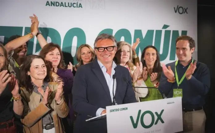 FOTOGRAFÍA. SEVILLA (ANDALUCÍA) ESPAÑA, 17 DE MAYO DE 2026. Abascal reclama al PP la prioridad nacional en Andalucía tras el éxito de VOX. El candidato de VOX a la Presidencia de la Junta de Andalucía, Manuel Gavira Florentino, festeja junto a los 15 de VOX al nuevo Parlamento de Andalucía desde el Hotel de noche electoral de VOX cuando el PP se ha quedado sin su mayoría absoluta y va a tener que pactar con VOX para poder gobernar. Un resultado de VOX sin precedentes que le mete en el Gobierno andaluz por primera vez. VOX ha logrado 15 diputados y más de 575.424 votos, aumentando además su respaldo en más de 71.000 votos respecto a los anteriores comicios de 2022. Lasvocesdelpueblo (Ñ Pueblo)