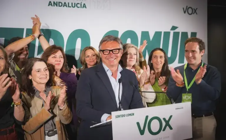 FOTOGRAFÍA. SEVILLA (ANDALUCÍA) ESPAÑA, 17 DE MAYO DE 2026. Abascal reclama al PP la prioridad nacional en Andalucía tras el éxito de VOX. El candidato de VOX a la Presidencia de la Junta de Andalucía, Manuel Gavira Florentino, festeja junto a los 15 de VOX al nuevo Parlamento de Andalucía desde el Hotel de noche electoral de VOX cuando el PP se ha quedado sin su mayoría absoluta y va a tener que pactar con VOX para poder gobernar. Un resultado de VOX sin precedentes que le mete en el Gobierno andaluz por primera vez. VOX ha logrado 15 diputados y más de 575.424 votos, aumentando además su respaldo en más de 71.000 votos respecto a los anteriores comicios de 2022. Lasvocesdelpueblo (Ñ Pueblo)