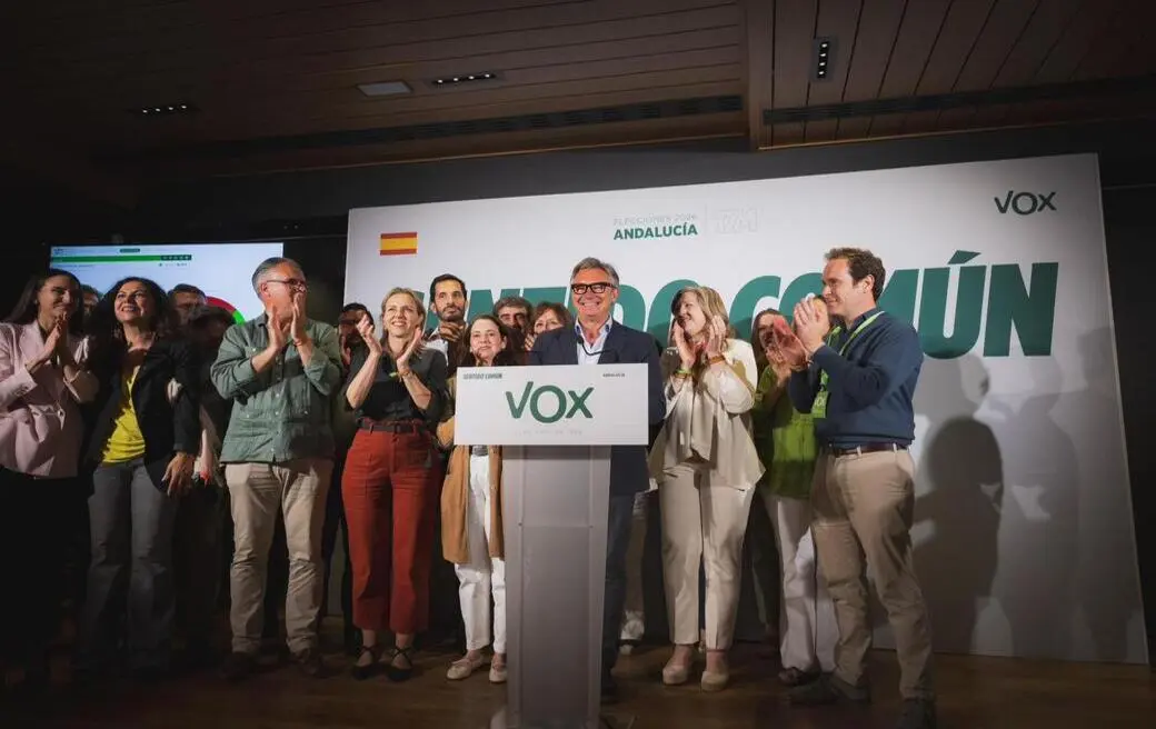 FOTOGRAFÍA. SEVILLA (ANDALUCÍA) ESPAÑA, 17 DE MAYO DE 2026. Abascal reclama al PP la prioridad nacional en Andalucía tras el éxito de VOX. El candidato de VOX a la Presidencia de la Junta de Andalucía, Manuel Gavira Florentino, festeja junto a los 15 de VOX al nuevo Parlamento de Andalucía desde el Hotel de noche electoral de VOX cuando el PP se ha quedado sin su mayoría absoluta y va a tener que pactar con VOX para poder gobernar. Un resultado de VOX sin precedentes que le mete en el Gobierno andaluz por primera vez. VOX ha logrado 15 diputados y más de 575.424 votos, aumentando además su respaldo en más de 71.000 votos respecto a los anteriores comicios de 2022. Lasvocesdelpueblo (Ñ Pueblo)