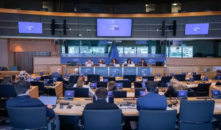 FOTOGRAFÍA. BRUSELAS (BÉLGICA), 13 DE MAYO DE 2026. Inmigración masiva y universalidad deterioran hasta límite el sistema sanitario español. La delegación de VOX en Europa y su Grupo Parlamentario europeo, Patriots of Europe, llevan el colapso sanitario español al debate en el Parlamento Europeo. El acto, presidido por Margarita de la Pisa, eurodiputada de VOX, ha contado con la presencia de la portavoz nacional de Sanidad, María García Fuster; David García, diputado de VOX en el Congreso; la médico anestesista Carmen Truyols; la eurodiputada de Rassemblement National Marie-Luce Brasier-Clain; y Manuel Martínez-Sellés, presidente del Colegio de Médicos de Madrid. Lasvocesdelpueblo (Ñ Pueblo)