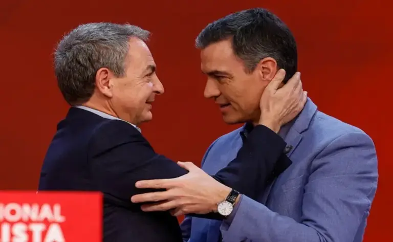 FOTOGRAFÍA. ESPAÑA, AÑO 2026. El expresidente del Gobierno de España y exsecretario general del Partido Socialista (PSOE), José Luis Rodríguez Zapatero; junto al presidente del Gobierno de España y secretario general del PSOE, Pedro Sánchez Pérez-Castejón (d), durante un acto de la formación socialista. Efe