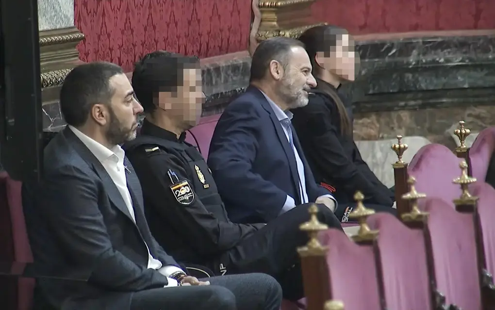 FOTOGRAFÍA. MADRID (ESPAÑA), 04 DE MAYO DE 2026. Ábalos y Koldo piden su absolución frente a penas de 24 y 19 años de cárcel. Captura de vídeo de la señal del Tribunal Supremo del exministro José Luis Ábalos (2d), junto al empresario Víctor de Aldama (i). Efe