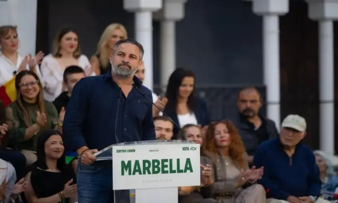FOTOGRAFÍA, MARBELLA (MÁLAGA) ANDALUCÍA (ESPAÑA), 08 DE MAYO DE 2026. El presidente de VOX y de Patriots of Europe, Santiago Abascal Conde; junto al candidato de VOX a la Presidencia de la Junta de Andalucía, Manuel Gavira Florentino; ha participado este viernes en el acto de campaña electoral del 17M Elecciones Andalucía 2026. Lasvocesdelpueblo (Ñ Pueblo)