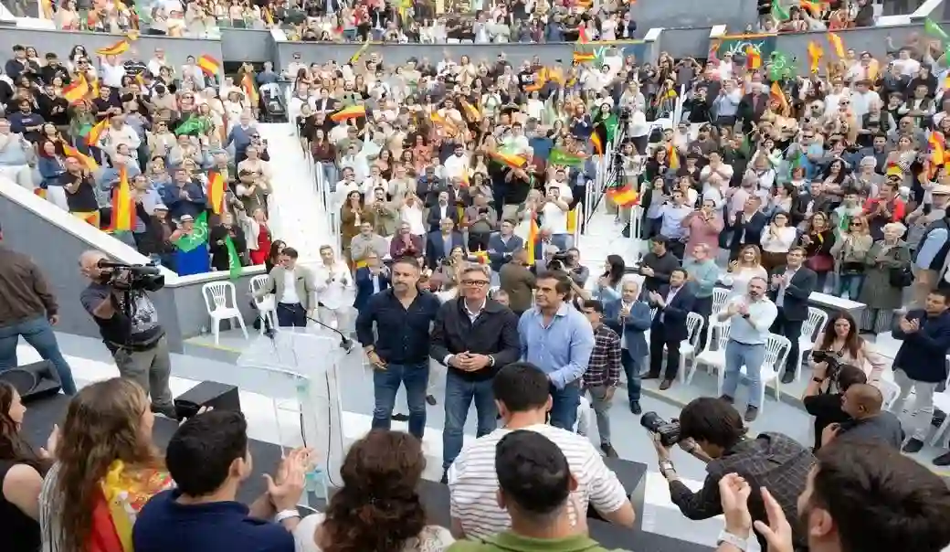 FOTOGRAFÍA, MARBELLA (MÁLAGA) ANDALUCÍA (ESPAÑA), 08 DE MAYO DE 2026. El presidente de VOX y de Patriots of Europe, Santiago Abascal Conde; junto al candidato de VOX a la Presidencia de la Junta de Andalucía, Manuel Gavira Florentino; ha participado este viernes en el acto de campaña electoral del 17M Elecciones Andalucía 2026. Lasvocesdelpueblo (Ñ Pueblo)