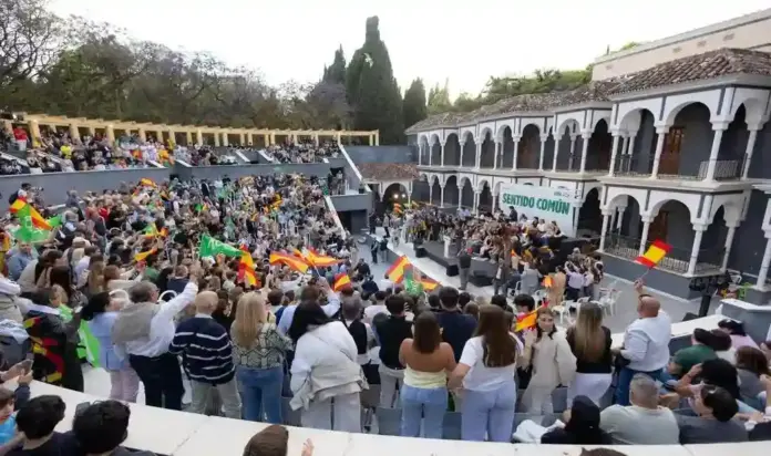 FOTOGRAFÍA, MARBELLA (MÁLAGA) ANDALUCÍA (ESPAÑA), 08 DE MAYO DE 2026. El presidente de VOX y de Patriots of Europe, Santiago Abascal Conde; junto al candidato de VOX a la Presidencia de la Junta de Andalucía, Manuel Gavira Florentino; ha participado este viernes en el acto de campaña electoral del 17M Elecciones Andalucía 2026. Lasvocesdelpueblo (Ñ Pueblo)