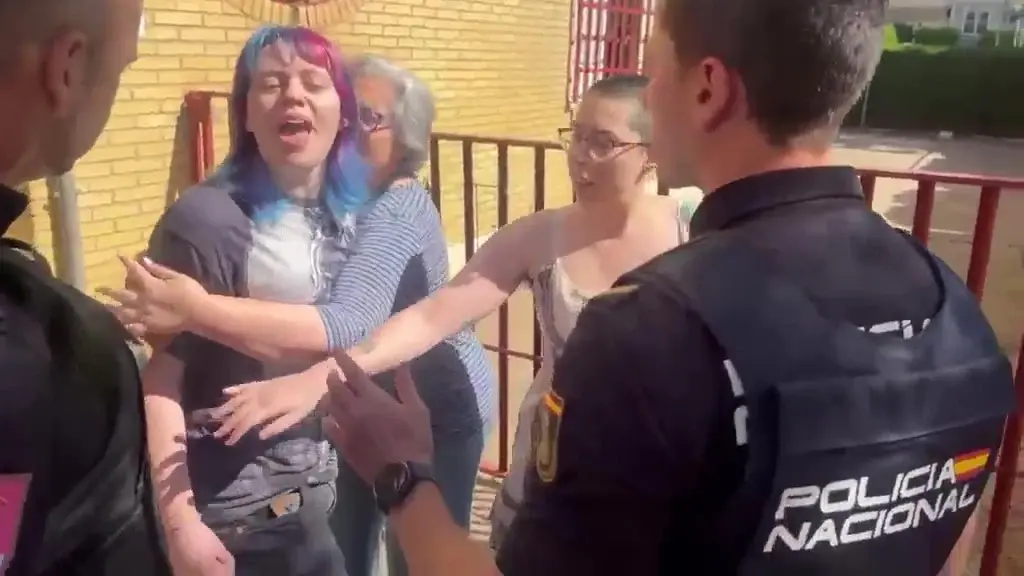 FOTOGRAFÍA. SEVILLA (ANDALUCÍA) ESPAÑA, 17 DE MAYO DE 2026. Fuerte movilización a las urnas en Andalucía a las 18 horas: 7,63 puntos más que en 2022. Vox ha denunciado este domingo una presunta agresión a dos de sus apoderados en un colegio electoral del barrio de la Oliva de Sevilla. Lasvocesdelpueblo (Ñ Pueblo)