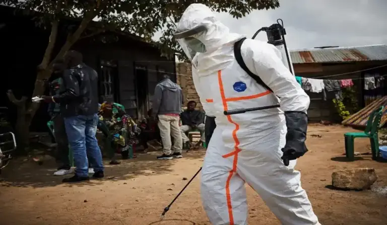 FOTOGRAFÍA. BENI (REPÚBLICA DEMOCRÁTICA DE CONGO), 15 DE MAYO DE 2026. CDC registra un foco de ébola en Mongwalu y Rwampara (África). Personal sanitario desinfecta una zona en Beni, Kivu del Norte (República democrática del Congo), continente África. Efe