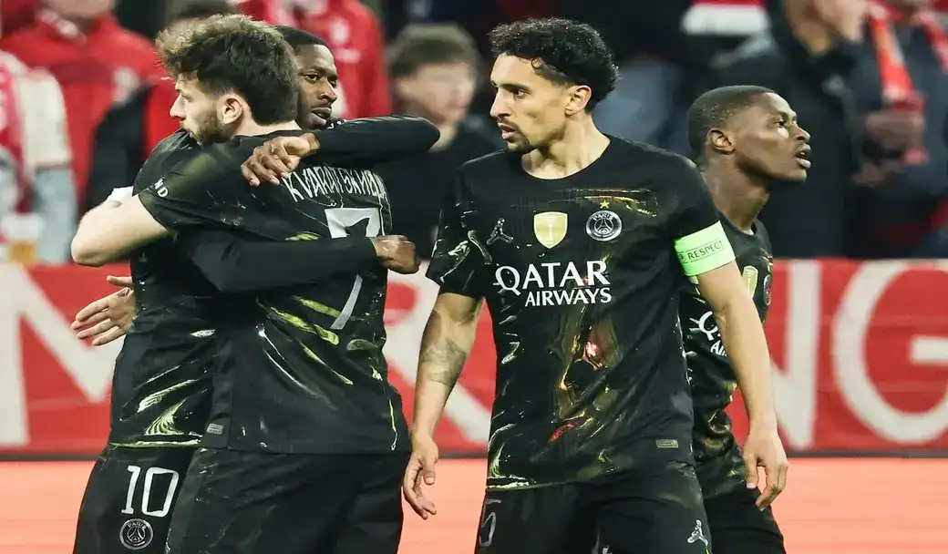 FOTOGRAFÍA. MÚNICH ) ALEMANIA), 06 DE MAYO DE 2026. El vigente campeón PSG acaba con el Bayern Múnich (1-1) y se mete en la final de la Champions. El jugador del PSG Ousmane Dembele (I) celebra el 0-1 durante el partido de vuelta de semfinales de la UEFA Champions League entre Bayern Munich y Paris Saint-German, eni Múnich, Alemania. Efe