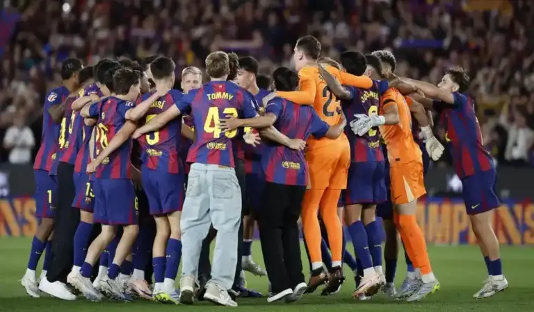 FOTOGRAFÍA. BARCELONA (CATALUÑA) ESPAÑA, 10 DE MAYO DE 2026. El Barça conquista su 29.º título de Liga ante el Real Madrid en el Camp Nou (2-0). Los jugadores del FC Barcelona celebran la victoria y el título de Liga al finalizar el encuentro correspondiente a la jornada 35 de LaLiga que FC Barcelona y Real Madrid disputaron este domingo en el Camp Nou, en Barcelona. Efe