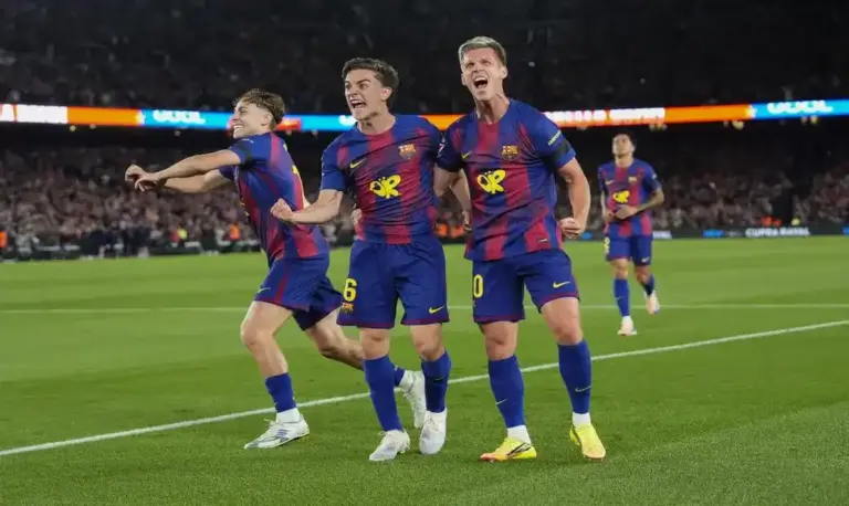 FOTOGRAFÍA. BARCELONA (CATALUÑA) ESPAÑA, 10 DE MAYO DE 2026. Los jugadores del FC Barcelona (i-d) Fermín López, Gavi y Dani Olmo celebran el segundo gol durante el encuentro correspondiente a la jornada 35 de LaLiga que FC Barcelona y Real Madrid disputan este domingo en el Camp Nou, en Barcelona. Efe