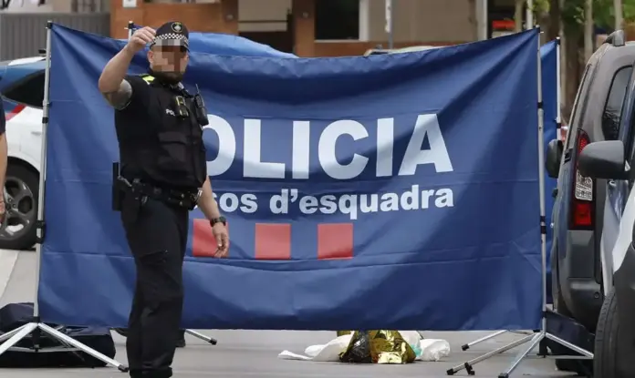 FOTOGRAFÍA. ESPLUGUES DE LLOBREGAT (BARCELONA) CATALUÑA (ESPAÑA), 02 DE MAYO DE 2026. Investigan el crimen perpetrado por un asesino con cuchillo de grandes dimensiones, cuya nacionalidad no ha sido revelada, en Esplugues de Llobregat, provincia de Barcelona. Un varón herido y una mujer brutalmente asesinada. Efe