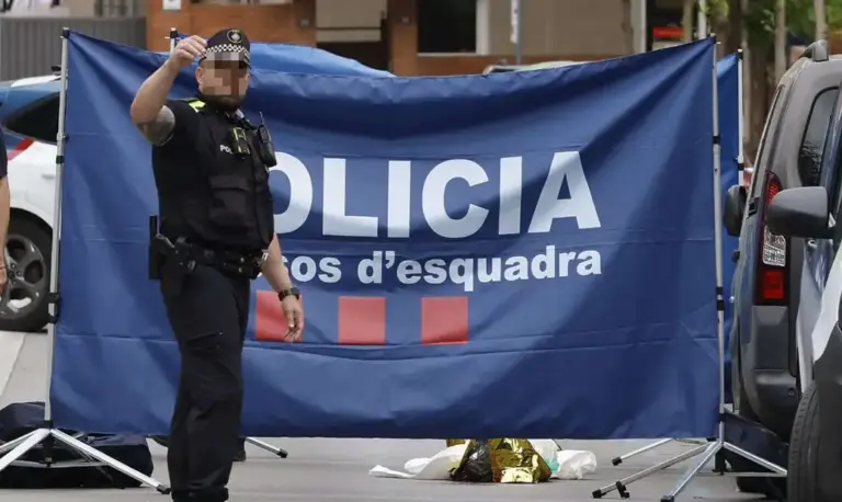 FOTOGRAFÍA. ESPLUGUES DE LLOBREGAT (BARCELONA) CATALUÑA (ESPAÑA), 02 DE MAYO DE 2026. Investigan el crimen perpetrado por un asesino con cuchillo de grandes dimensiones, cuya nacionalidad no ha sido revelada, en Esplugues de Llobregat, provincia de Barcelona. Un varón herido y una mujer brutalmente asesinada. Efe