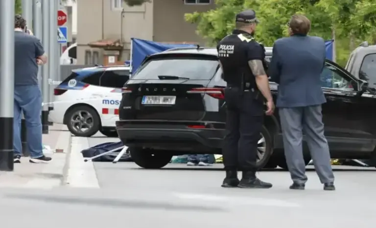 FOTOGRAFÍA. ESPLUGUES DE LLOBREGAT (BARCELONA) CATALUÑA (ESPAÑA), 02 DE MAYO DE 2026. Investigan el crimen perpetrado por un asesino con cuchillo de grandes dimensiones, cuya nacionalidad no ha sido revelada, en Esplugues de Llobregat, provincia de Barcelona. Un varón herido y una mujer brutalmente asesinada. Efe
