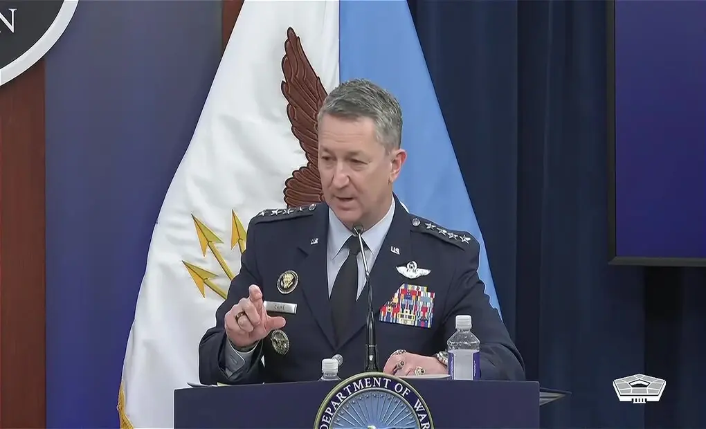 FOTOGRAFÍA. WASHINGTON (ESTADOS UNIDOS DE AMÉRICA, EEUU), 05 DE MAYO DE 2026. El Secretario de Guerra del Gobierno de la Administración Donald John Trump/James David Vance, Peter Brian Hegseth, y el general de la Fuerza Aérea y presidente del Estado Mayor Conjunto de EEUU, John Daniel Caine, han ofrecido este lunes una rueda de prensa en la Casa Blanca sobre la segunda fase de la Operación Furia Épica, bautizada Proyecto Libertad. lasvocesdelpueblo (Ñ Pueblo)