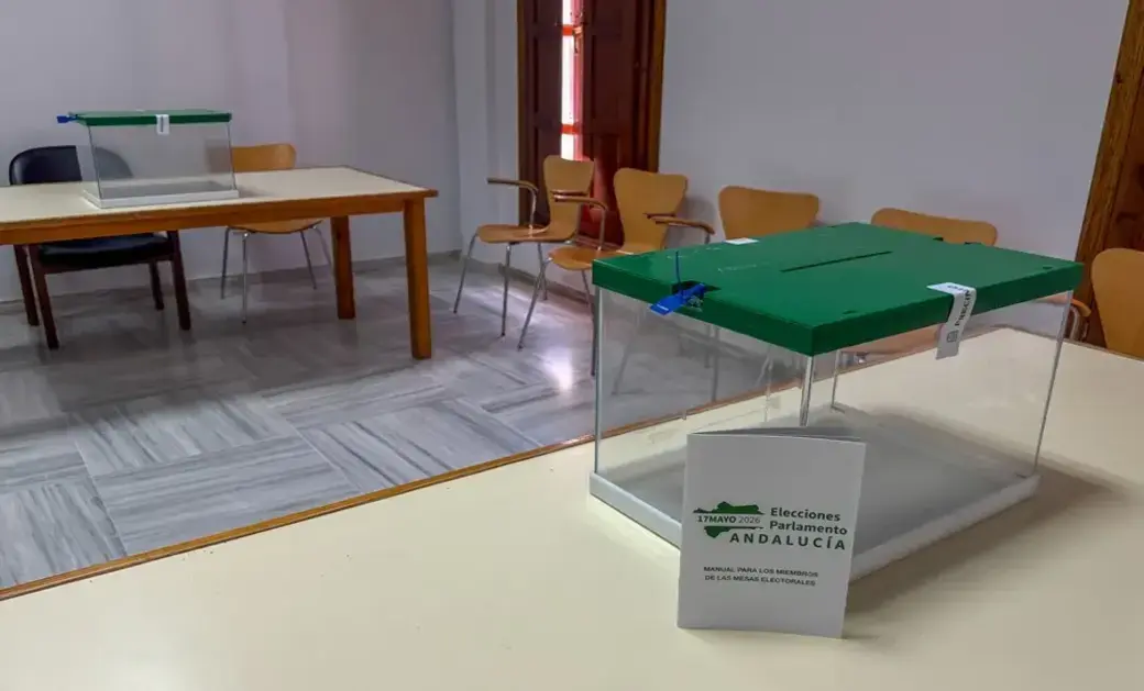 FOTOGRAFÍA. SEVILLA (ANDALUCÍA) ESPAÑA, 17 DE MAYO DE 2026. 27 partidos y 3 coaliciones se disputan 109 escaños en Andalucía hoy 17M. Detalle de varias urnas preparadas en el colegio electoral de Castilleja de Guzmán, en Sevilla. Efe