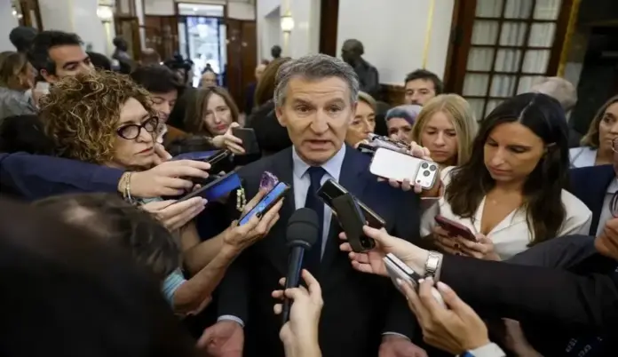 Feijóo, Partido Popular FOTOGRAFÍA. MADRID (ESPAÑA), 27 DE MAYO DE 2026. Feijóo descarta la moción de censura y reclama elecciones. El líder del Partido Popular, Alberto Núñez-Feijóo, se dirige a medios de comunicación a su llegada al Congreso de los Diputados. Efe