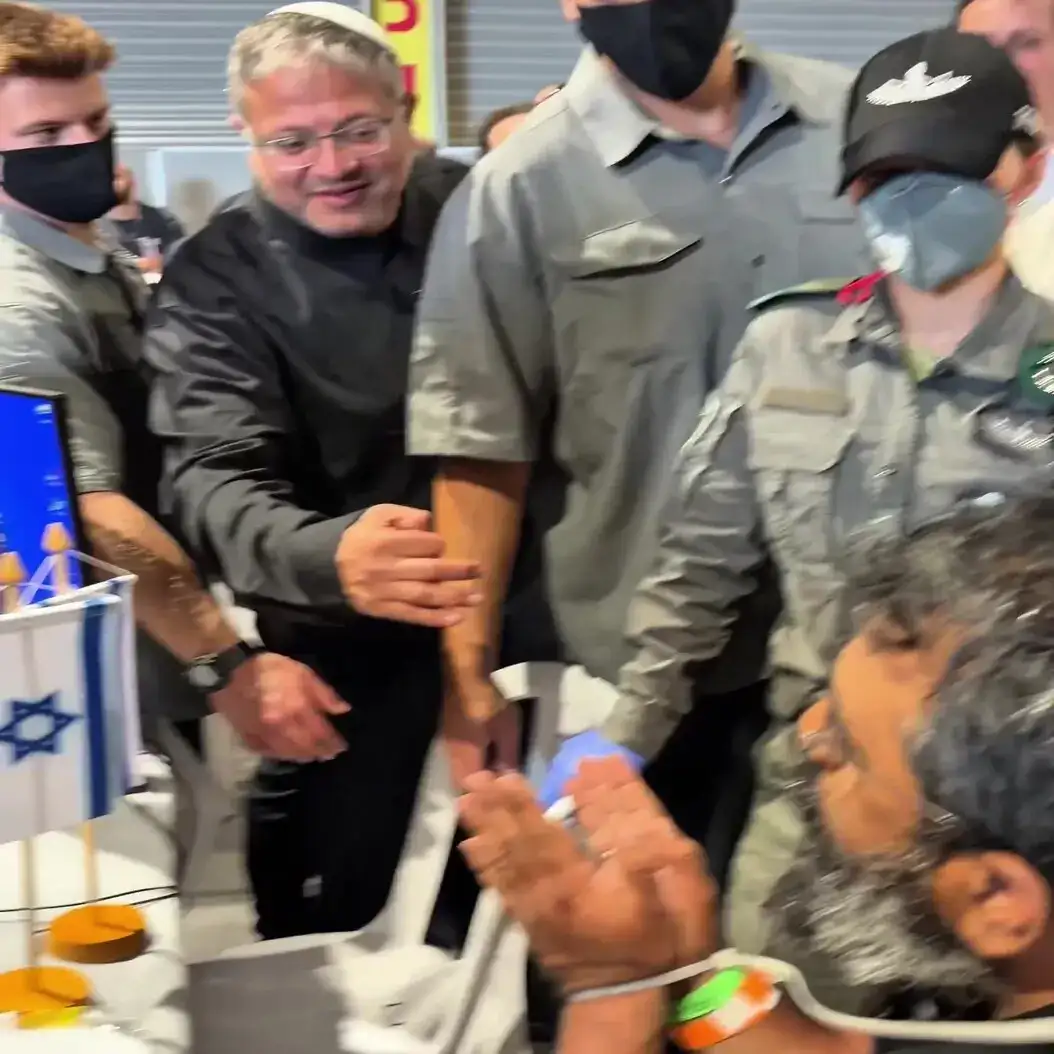 FOTOGRAFÍA. ASDOD (DISTRITO SUR DE ISRAEL) ISRAEL, 20 DE MAYO DE 2026. El ministro de Seguridad Nacional de Israel y presidente del partido patriota israelí "Otzma Yehudit", Itamar Ben-Gvi, ha puesto fin a la fiesta de los más de 400 asaltantes flotilleros de Hamás con una acogida merecida: prisión, ni sándwich ni, refresco ni mantas ni, ni colchón, pero sí con música especial -el himno nacional de Israel-, de rodillas boca abajo o en posición fecal. Captura vídeo señal ministro Itamar Ben-Gvi/Lasvocesdelpueblo (Ñ pueblo)