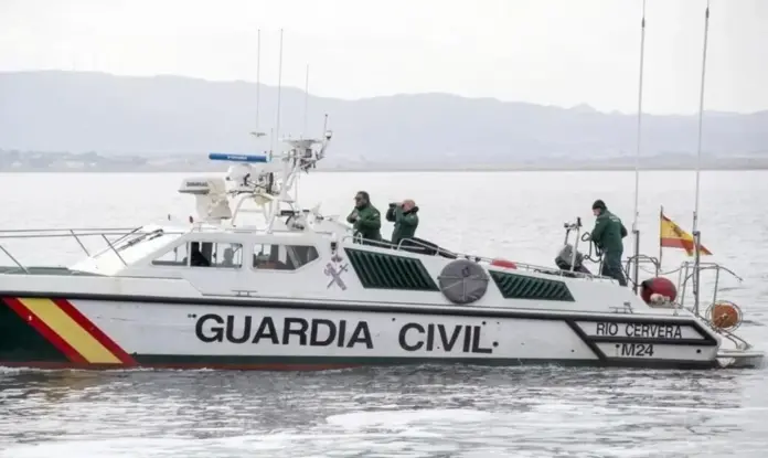 FOTOGRAFÍA. HUELVA (ANDALUCÍA) ESPAÑA, 08 DE MAYO DE 2026. VOX solicita la comparecencia de Marlaska por la muerte de guardias civiles ante narcos en Huelva. Mueren dos guardias civiles mientras perseguían a una narcolancha en Andalucía. En la imagen, agentes de la Guardia Civil en una patrullera. Efe