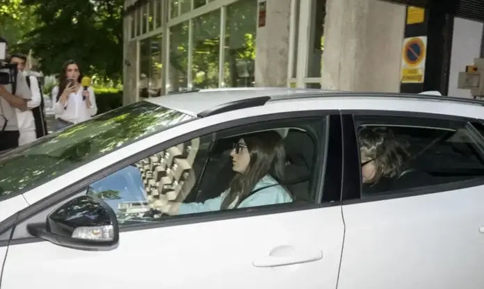 hijas dos zapatero, Caso plus Ultra FOTOGRAFÍA. MADRID (ESPAÑA), 19 DE MAYO DE 2026. Una de las hijas (d) del expresidente del Gobierno José Luis Rodríguez Zapatero a su salida de la sede de su empresa tras el registro efectuado por la Unidad de Delincuencia Económica y Fiscal (UDEF) de la Policía Nacional, el pasado martes en Madrid. Efe