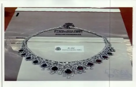 FOTOGRAFÍA. MADRID (ESPAÑA),  25 DE MAYO DE 2026. Un collar de las joyas encontradas en la caja fuerte de una oficina del expresidente del gobierno de España y exsecretario general del Partido Socialista (PSOE), José Luis Rodríguez Zapatero, durante los registros de la Policía. Efe