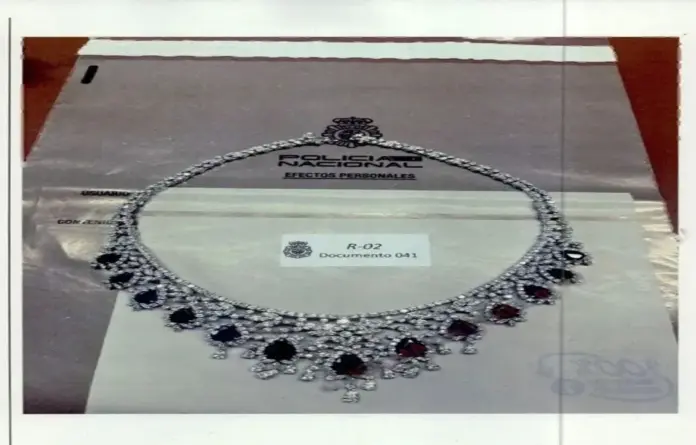 FOTOGRAFÍA. MADRID (ESPAÑA),  25 DE MAYO DE 2026. Un collar de las joyas encontradas en la caja fuerte de una oficina del expresidente del gobierno de España y exsecretario general del Partido Socialista (PSOE), José Luis Rodríguez Zapatero, durante los registros de la Policía. Efe