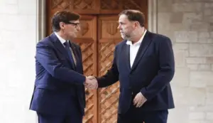 FOTOGRAFÍA. BARCELONA (ESPAÑA), 19 DE MAYO DE 2026. PSC y ERC pactan los presupuestos del Gobierno de Salvador Illa. El presidente del gobierno de la Generalidad de Cataluña y primer secretario general del Partido Socialista en Cataluña -Partit Dels Socialistes de Catalunya (PSC), Salvador Illa Roca (i); y el delincuente separatista, ex preso condenado por el Procés y líder de la formación secesionista de ultraizquierda Esquerra Republicana de Catalunya  (ERC), Oriol Junqueras Vies (d), durante un encuentro en el Palacio del Gobierno de la Generalidad de Cataluña este martes. Efe