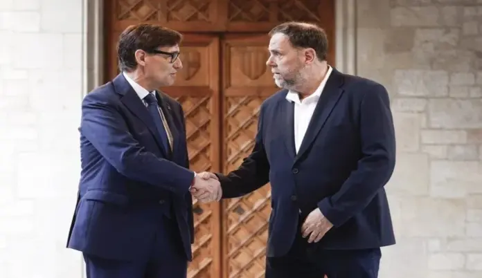 FOTOGRAFÍA. BARCELONA (ESPAÑA), 19 DE MAYO DE 2026. PSC y ERC pactan los presupuestos del Gobierno de Salvador Illa. El presidente del gobierno de la Generalidad de Cataluña y primer secretario general del Partido Socialista en Cataluña -Partit Dels Socialistes de Catalunya (PSC), Salvador Illa Roca (i); y el delincuente separatista, ex preso condenado por el Procés y líder de la formación secesionista de ultraizquierda Esquerra Republicana de Catalunya  (ERC), Oriol Junqueras Vies (d), durante un encuentro en el Palacio del Gobierno de la Generalidad de Cataluña este martes. Efe