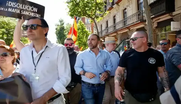 marcha por la dignidad, Multitudinaria marcha en Madrid No es un Gobierno es una mafia, Reemigración si no comen jamón, Zapatero a prisión (1) FOTOGRAFÍA. MADRID (ESPAÑA), 23 DE MAYO DE 2026. Multitudinaria marcha en Madrid: No es un Gobierno es una mafia, Reemigración si no comen jamón, Zapatero a prisión. El empresario y comisionista por la compra de mascarillas en el caso Ábalos, Víctor Gonzalo de Aldama Delgado (Víctor de Aldama) (c), junto al activista español y fundador de la empresa Desokupa, Daniel Esteve Martínez (d); participa en la «marcha por la dignidad». Efe