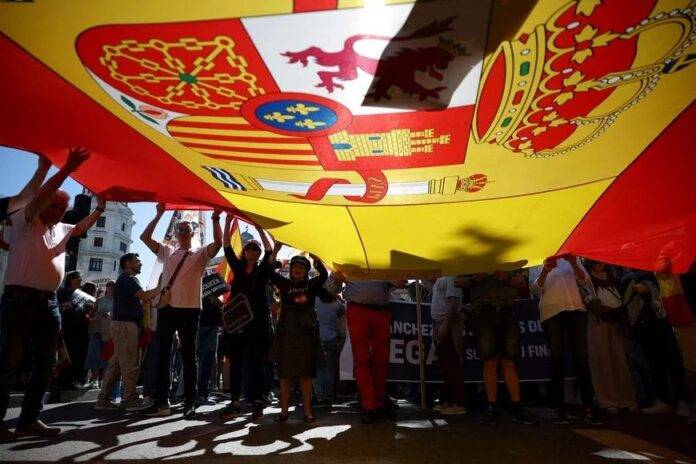 marcha por la dignidad, Multitudinaria marcha en Madrid No es un Gobierno es una mafia, Reemigración si no comen jamón, Zapatero a prisión (1) FOTOGRAFÍA. MADRID (ESPAÑA), 23 DE MAYO DE 2026. Multitudinaria marcha en Madrid: No es un Gobierno es una mafia, Reemigración si no comen jamón, Zapatero a prisión. Vista general de la llamada Marcha por la Dignidad, convocada bajo lema "Contra la corrupción y la traición – Sánchez dimisión", a su paso por Moncloa de la para pedir la dimisión del presidente del Gobierno de España y secretario general del Partido Socialista (PSOE), Pedro Sánchez Pérez-Castejón. Lasvocesdelpueblo (Ñ Pueblo)