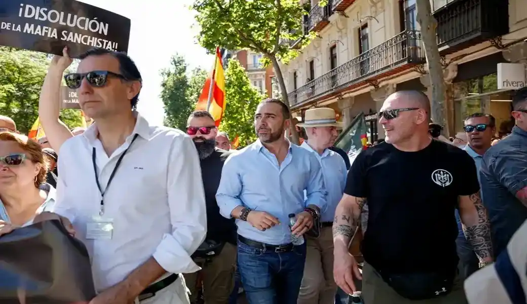 FOTOGRAFÍA. MADRID (ESPAÑA), 23 DE MAYO DE 2026. Multitudinaria marcha en Madrid: No es un Gobierno es una mafia, Reemigración si no comen jamón, Zapatero a prisión. El empresario y comisionista por la compra de mascarillas en el caso Ábalos, Víctor Gonzalo de Aldama Delgado (Víctor de Aldama) (c), junto al activista español y fundador de la empresa Desokupa, Daniel Esteve Martínez (d); participa en la «marcha por la dignidad». Efe