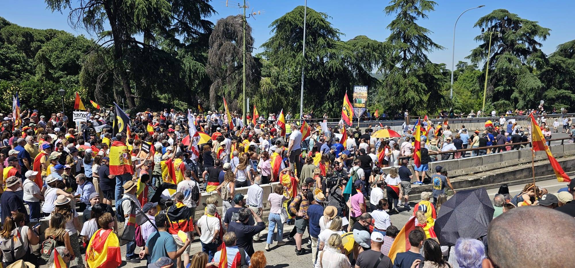 FOTOGRAFÍA. MADRID (ESPAÑA), 23 DE MAYO DE 2026. Multitudinaria marcha en Madrid: No es un Gobierno es una mafia, Reemigración si no comen jamón, Zapatero a prisión. Vista general de la llamada Marcha por la Dignidad, convocada bajo lema "Contra la corrupción y la traición – Sánchez dimisión", a su paso por Moncloa de la para pedir la dimisión del presidente del Gobierno de España y secretario general del Partido Socialista (PSOE), Pedro Sánchez Pérez-Castejón. Lasvocesdelpueblo (Ñ Pueblo)