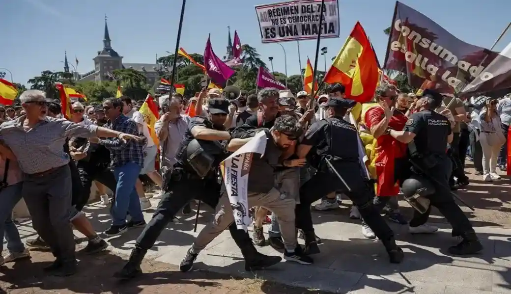 FOTOGRAFÍA. MADRID (ESPAÑA), 23 DE MAYO DE 2026. Multitudinaria marcha en Madrid: No es un Gobierno es una mafia, Reemigración si no comen jamón, Zapatero a prisión. La policía trata de contener a algunos participantes de la «marcha por la dignidad» para pedir la dimisión del presidente del Gobierno de España y secretario general del Partido Socialista (PSOE), Pedro Sánchez Pérez-Castejón, convocada por la plataforma Sociedad Civil Española este sábado en Madrid. Efe