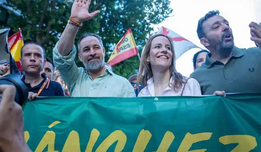 FOTOGRAFÍA. MADRID (ESPAÑA), 23 DE MAYO DE 2026. VOX se moviliza para apoyar la Marcha por la Dignidad, convocada por la plataforma Sociedad Civil Española este sábado en Madrid, contra el Gobierno de Pedro Sánchez Pérez-Castejón. Detrás de la pancarta de VOX en la Marcha por La Dignidad, que reza «Echar a Sánchez también es prioridad nacional», están, junto al presidente de VOX, Santiago Abascal; el jefe de la delegación de VOX en Europa Jorge Buxadé Villalba; la portavoz nacional de Agenda España y portavoz del Grupo Parlamentario en el Asamblea de Madrid, Isabel Pérez Moñino-Aranda; el portavoz nacional de Seguridad, Interior e Inmigración, Samuel Vázquez Álvarez; los diputados de VOX en el Congreso de los Diputados, Jacobo González-Robatto Perote (Coco Robatto) y Ricardo Chamorro Delmo. Lasvocesdelpueblo (Ñ Pueblo)