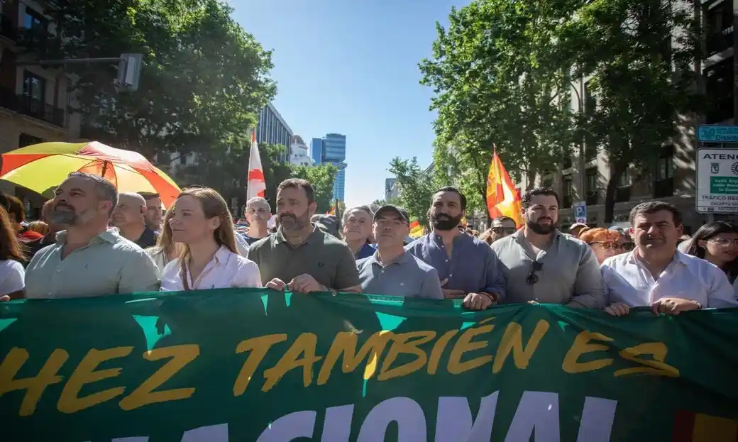 FOTOGRAFÍA. MADRID (ESPAÑA), 23 DE MAYO DE 2026. VOX se moviliza para apoyar la Marcha por la Dignidad, convocada por la plataforma Sociedad Civil Española este sábado en Madrid, contra el Gobierno de Pedro Sánchez Pérez-Castejón. Detrás de la pancarta de VOX en la Marcha por La Dignidad, que reza «Echar a Sánchez también es prioridad nacional», están, junto al presidente de VOX, Santiago Abascal; el jefe de la delegación de VOX en Europa Jorge Buxadé Villalba; la portavoz nacional de Agenda España y portavoz del Grupo Parlamentario en el Asamblea de Madrid, Isabel Pérez Moñino-Aranda; el portavoz nacional de Seguridad, Interior e Inmigración, Samuel Vázquez Álvarez; los diputados de VOX en el Congreso de los Diputados, Jacobo González-Robatto Perote (Coco Robatto) y Ricardo Chamorro Delmo. Lasvocesdelpueblo (Ñ Pueblo)