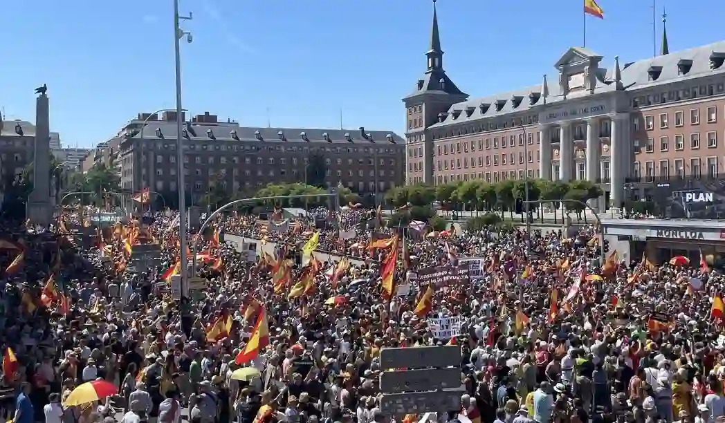 FOTOGRAFÍA. MADRID (ESPAÑA), 23 DE MAYO DE 2026. Multitudinaria marcha en Madrid: No es un Gobierno es una mafia, Reemigración si no comen jamón, Zapatero a prisión. Vista general de la llamada Marcha por la Dignidad, convocada bajo lema "Contra la corrupción y la traición – Sánchez dimisión", a su paso por Moncloa de la para pedir la dimisión del presidente del Gobierno de España y secretario general del Partido Socialista (PSOE), Pedro Sánchez Pérez-Castejón. Lasvocesdelpueblo (Ñ Pueblo)