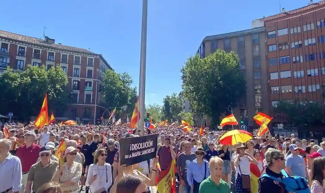 FOTOGRAFÍA. MADRID (ESPAÑA), 23 DE MAYO DE 2026. Multitudinaria marcha en Madrid: No es un Gobierno es una mafia, Reemigración si no comen jamón, Zapatero a prisión. Vista general de la llamada Marcha por la Dignidad, convocada bajo lema "Contra la corrupción y la traición – Sánchez dimisión", a su paso por Moncloa de la para pedir la dimisión del presidente del Gobierno de España y secretario general del Partido Socialista (PSOE), Pedro Sánchez Pérez-Castejón. Lasvocesdelpueblo (Ñ Pueblo)