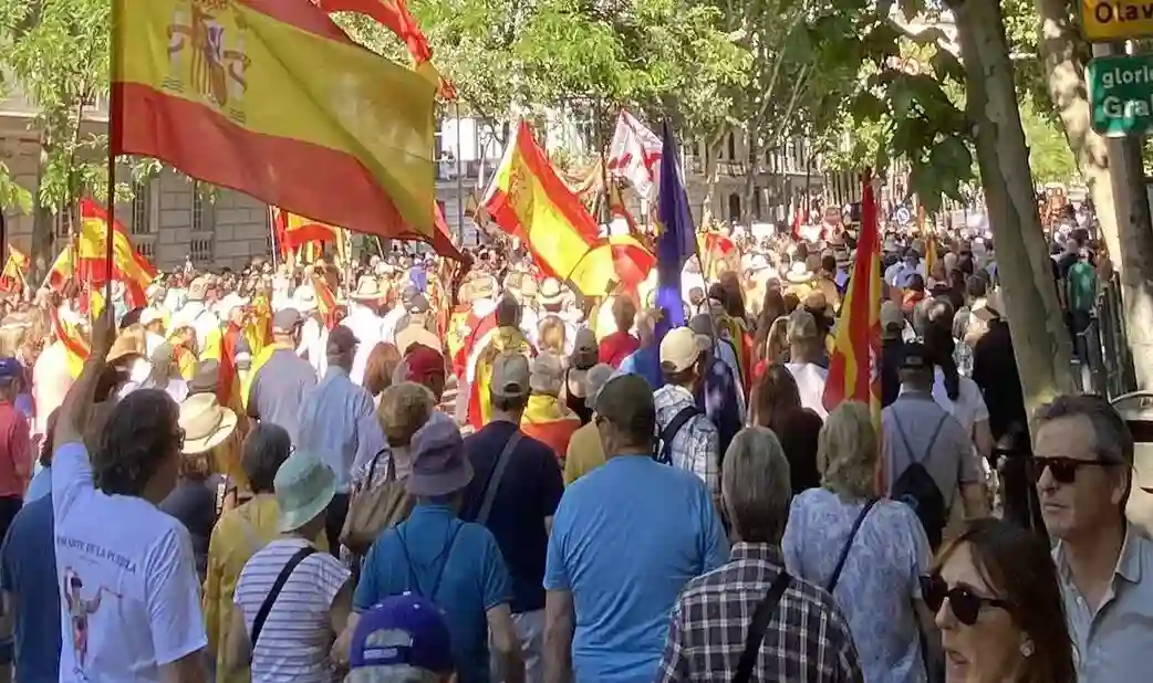 FOTOGRAFÍA. MADRID (ESPAÑA), 23 DE MAYO DE 2026. Multitudinaria marcha en Madrid: No es un Gobierno es una mafia, Reemigración si no comen jamón, Zapatero a prisión. Vista general de la llamada Marcha por la Dignidad, convocada bajo lema "Contra la corrupción y la traición – Sánchez dimisión", a su paso por Moncloa de la para pedir la dimisión del presidente del Gobierno de España y secretario general del Partido Socialista (PSOE), Pedro Sánchez Pérez-Castejón. Lasvocesdelpueblo (Ñ Pueblo)