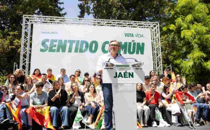 JAÉN (ANDALUCÍA) ESPAÑA, 01 DE MAYO DE 2026. El candidato de VOX a la Presidencia de la Junta de Andalucía, Manuel Gavira Florentino; el presidente de VOX y Patriots of Europe, Santiago Abascal Conde; y el secretario general del sindicato para la Defensa de los Trabajadores de España SOLIDARIDAD, Jordi Albert de la Fuente Miró (Jordi de la Fuente), participan este viernes en el primer acto público de campaña electoral del 17M Elecciones Andalucía 2026 en jaén, coincidiendo con el 1 de Mayo (Día Internacional de los Trabajadores). Lasvocesdlepueblo (Ñ Pueblo)