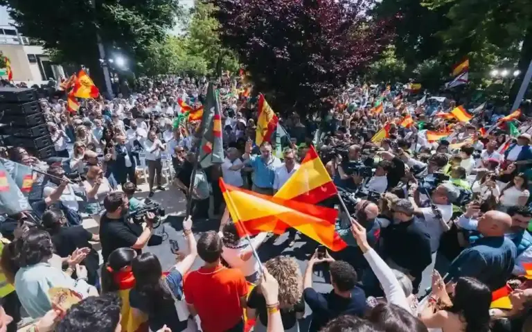 JAÉN (ANDALUCÍA) ESPAÑA, 01 DE MAYO DE 2026. El candidato de VOX a la Presidencia de la Junta de Andalucía, Manuel Gavira Florentino; el presidente de VOX y Patriots of Europe, Santiago Abascal Conde; y el secretario general del sindicato para la Defensa de los Trabajadores de España SOLIDARIDAD, Jordi Albert de la Fuente Miró (Jordi de la Fuente), participan este viernes en el primer acto público de campaña electoral del 17M Elecciones Andalucía 2026 en jaén, coincidiendo con el 1 de Mayo (Día Internacional de los Trabajadores). Lasvocesdlepueblo (Ñ Pueblo)