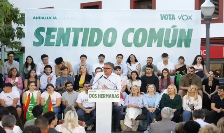 FOTOGRAFÍA. DOS HERMANOS (SEVILLA) ESPAÑA, 05 DE MAYO DE 2026. Esta tarde VOX ha realizado un acto de campaña del 17M Elecciones Andalucía 2026 en Dos Hermanas (Sevilla) que ha contado con la presencia del presidente del partido, Santiago Abascal Conde; el candidato de VOX a la Presidencia de la Junta de Andalucía, Manuel Gavira Florentino; y de los candidatos de la provincia al Parlamento de Andalucía, Javier Cortés Lucena, María Cristina Peláez Izquierdo (Cristina Peláez), Juan Antonio Aguado, Ana Ruiz, entre otros. Lasvocesdelpueblo (Ñ Pueblo)