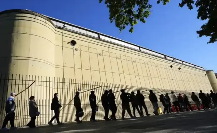 regularización masiva de ilegales, Barcelona, El Tribunal Supremo puede paralizar hoy la regularización masiva ilegales FOTOGRAFÍA. BARCELONA (CATALUÑA) ESPAÑA, 21 DE MAYO DE 2026. El Tribunal Supremo puede paralizar hoy la regularización masiva ilegales. Decenas de inmigrantes ilegales esperan su turno en exterior del recinto ferial de Montjuïc, en Barcelona, para acogerse al proceso extraordinario de regularización de inmigrantes por parte del régimen migracionista de Pedro Sánchez Pérez-Castejón. Efe